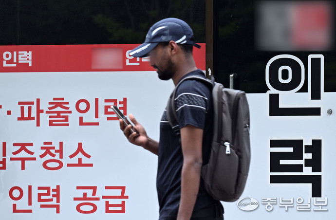 [Foreign Workers in Korean Society] Ending the 'Passing the Buck' Between Principal and Dispatch Companies / Attorney Jung Min-jun / Majung Law Firm Foreign Center